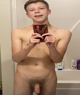 Twink taking a nude selfie